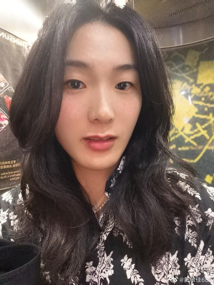 两个姐姐不是没有放学，就是在跟朋友玩要，母亲在酗酒买醉，父亲在寻花问柳。